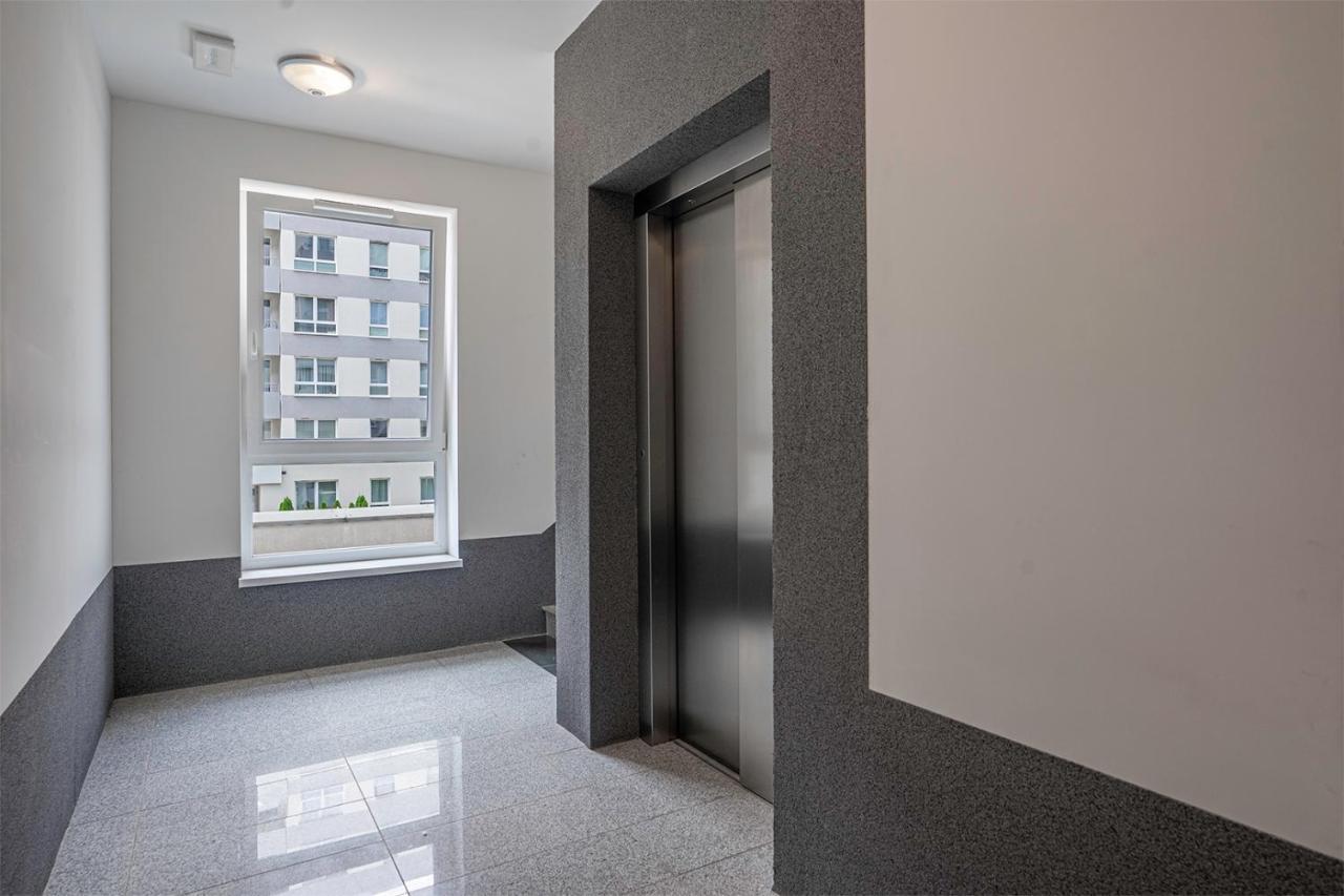 Lotnisko Chopina Modern Apartment Varsó Kültér fotó